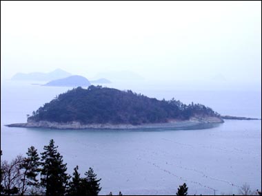 용굴이 있는 섬 낭도. 정성에서 해저까지 굴이 뚫려 있고 상록수림이 우거져 있다. 